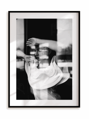 Plakat Ona w kadrze w ramie aluminiowej