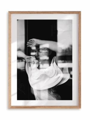 Plakat Ona w kadrze w ramie drewnianej