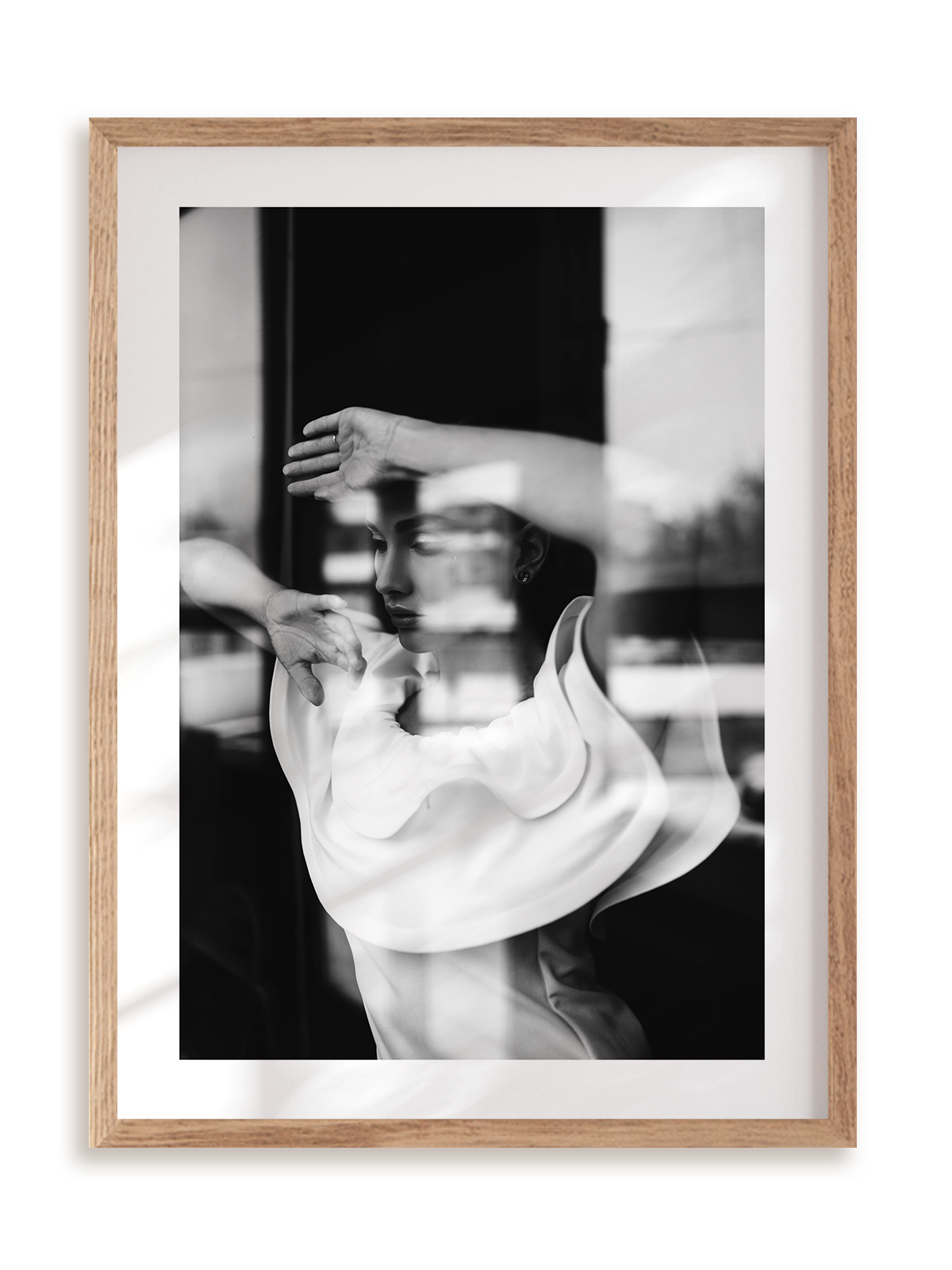 Plakat Ona w kadrze w ramie drewnianej