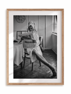 Plakat Poranna prasa w ramie drewnianej