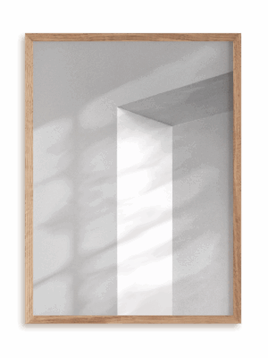 Plakat W ramach bieli w ramie drewnianej