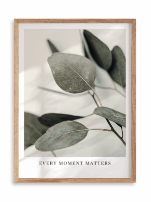 Plakat Every moment matters w ramie drewnianej