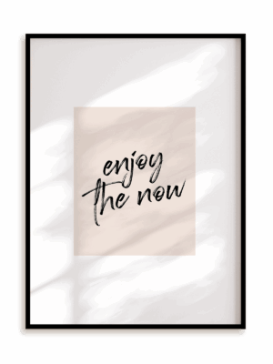 Plakat Enjoy the now w ramie aluminiowej