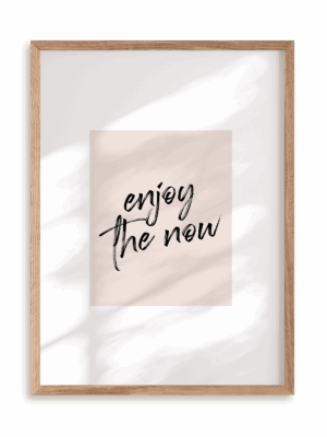Plakat Enjoy the now w ramie drewnianej