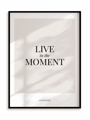 Plakat Live in the moment w ramie aluminiowej