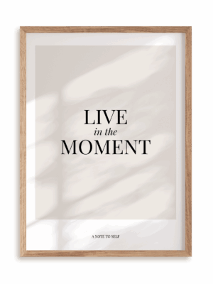 Plakat Live in the moment w ramie drewnianej