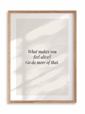 Plakat What makes you feel alive w ramie drewnianej